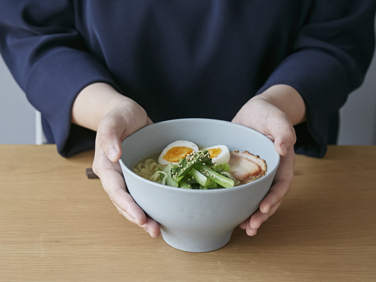 省スペースで多用途。モダンな器「Sara 小ぶりで熱くなりにくいラーメン鉢」
