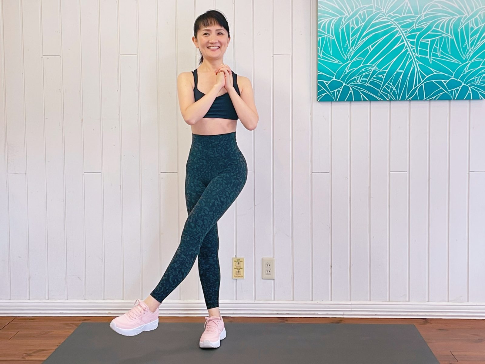 【30秒で太もも痩せ】立ったままできる時短ダイエット「アダクション・キック」