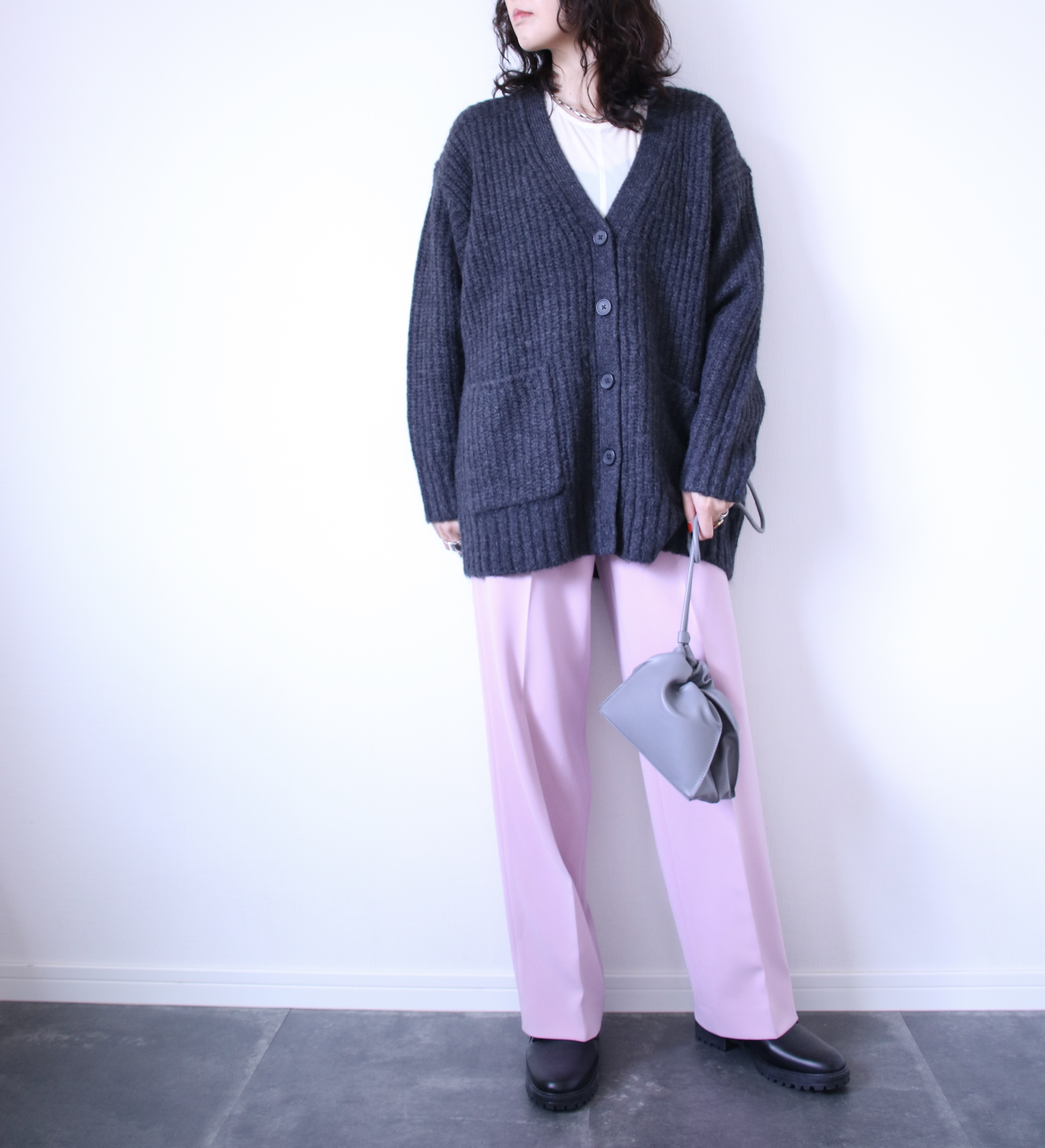 今年欲しい一着！UNIQLO「ローゲージVネックカーディガン」着回しコーデ3つ