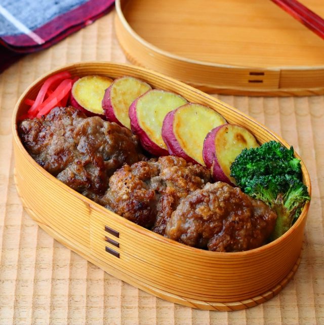 「牛こま竜田揚げ」「さつまいもの塩焼き」2品弁当
