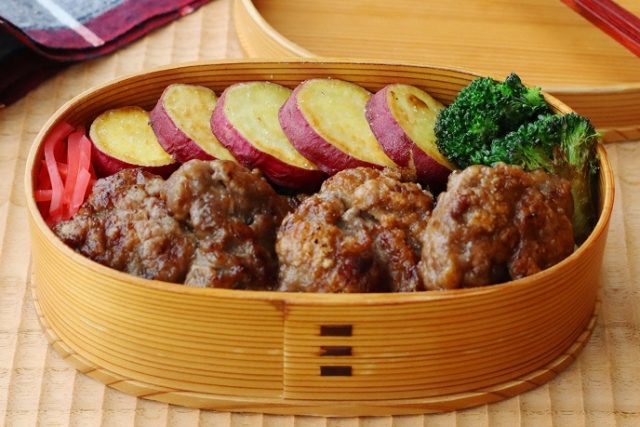 「牛こま竜田揚げ」「さつまいもの塩焼き」2品弁当