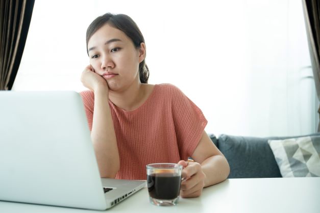 退屈そうな女性