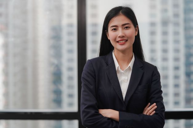スーツを着た女性