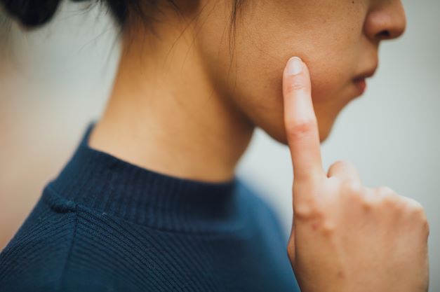 女性の口元