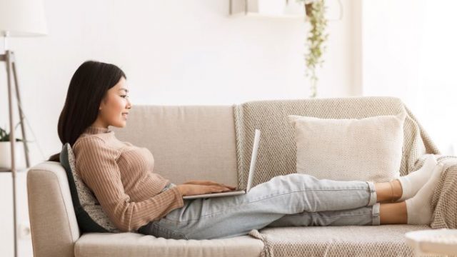 リラックスした女性