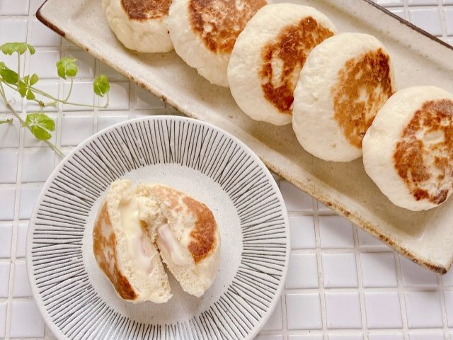 ホットケーキミックスと水を混ぜて焼くだけ！簡単「ハムチーズおやき」の作り置き