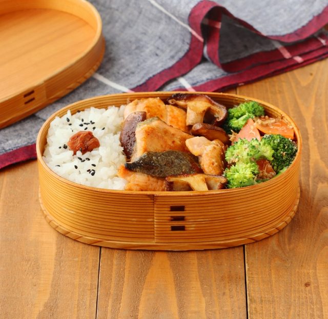 「鮭としいたけのバター醤油」「ブロッコリーのごまマヨおかか」2品弁当