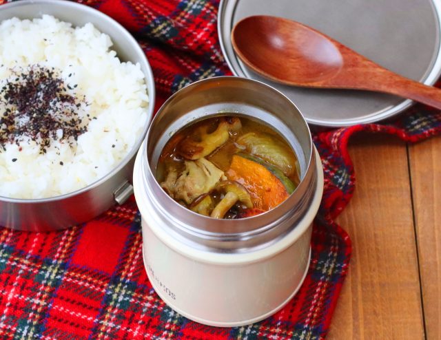 「カレー豚汁」「ゆかり黒ごまごはん」2品弁当