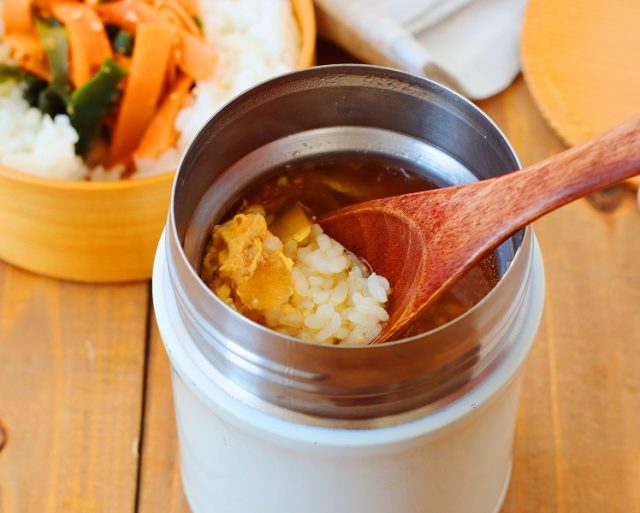 「汁だく親子丼」「にんじんとわかめのごま和え」2品弁当