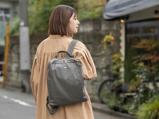 PCを入れても軽い！きれいめコーデにも合う「PCが入る薄型軽量の撥水リュック」