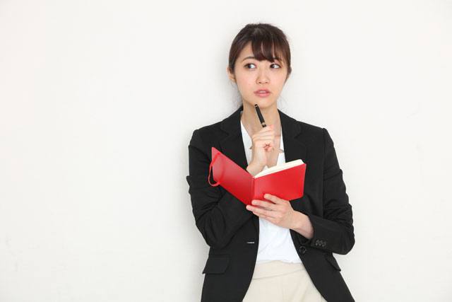 予定を考える女性