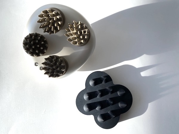 ドクターシーラボ リフトアップマッサージャーと手動のuka scalp brush kenzan