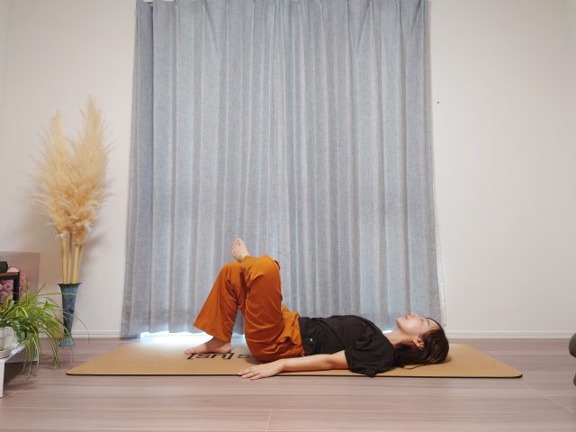 ぎっくり腰を防ぐ「太ももの裏側とお尻のストレッチ」