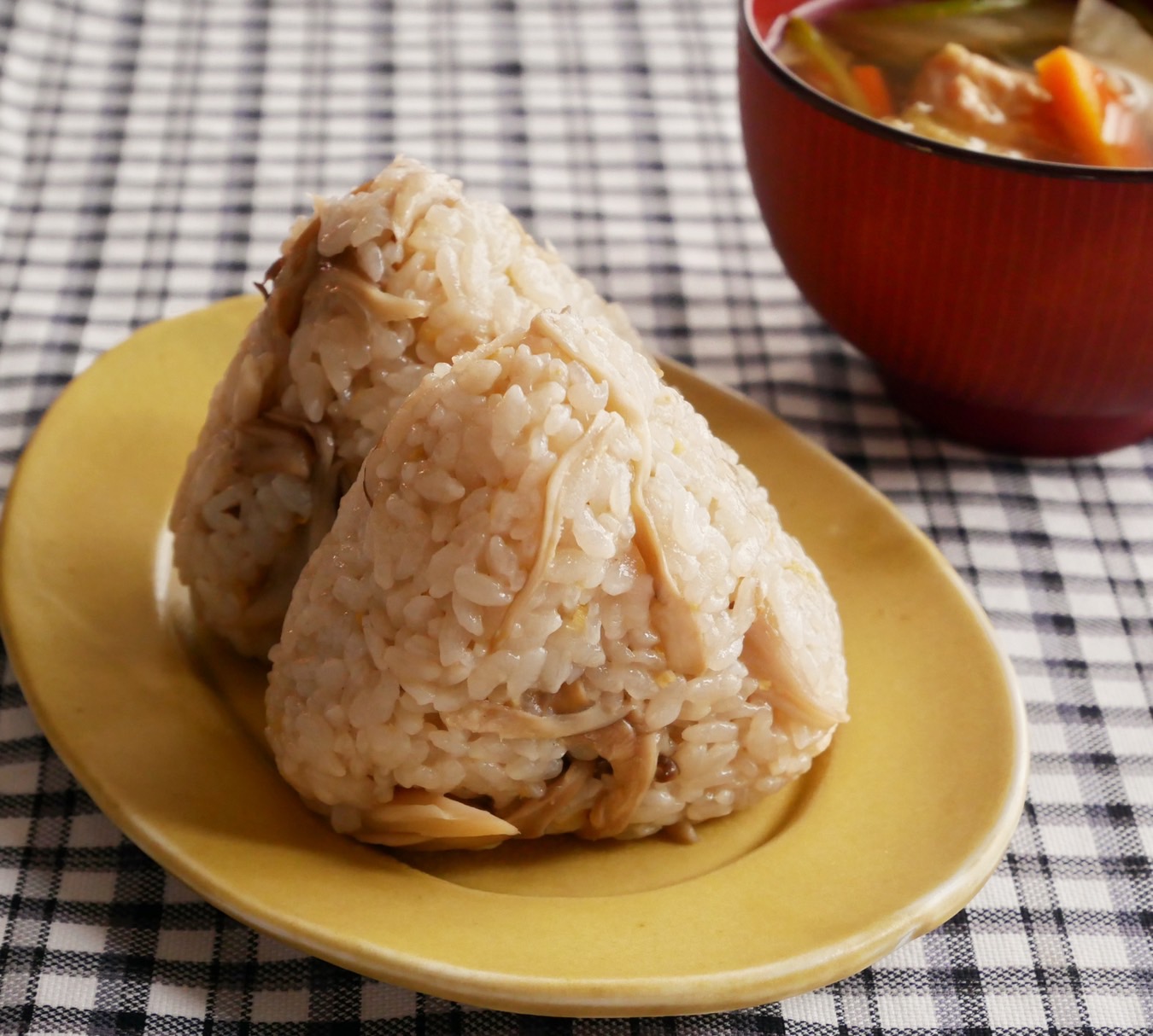 出汁と塩だけで簡単！具材も超シンプルな「まいたけごはん」