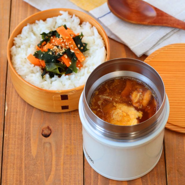 「汁だく親子丼」「にんじんとわかめのごま和え」2品弁当