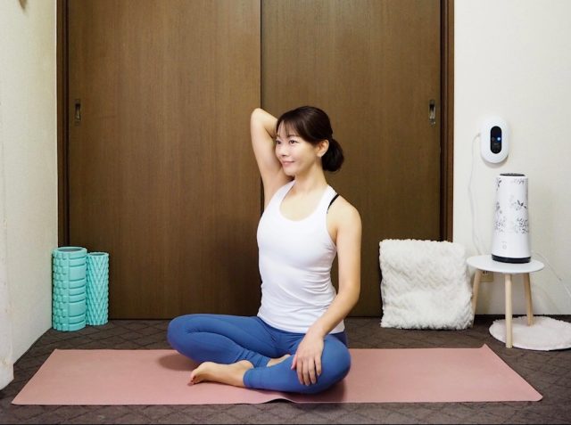 顔色を自然にトーンアップストレッチ 腕回し