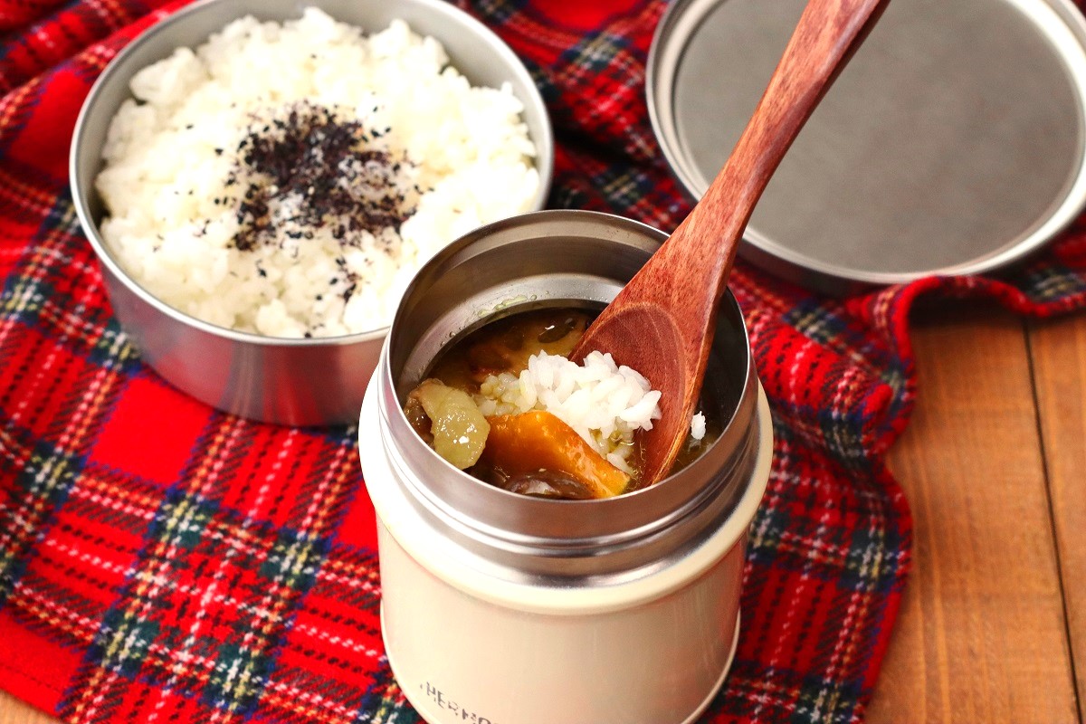スープジャーで温まる！簡単「カレー豚汁」「ゆかり黒ごまごはん」2品弁当