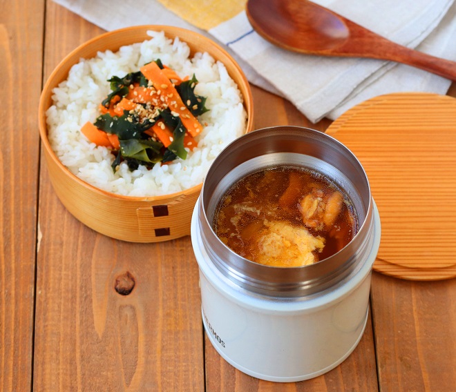ご飯を浸して召し上がれ！「汁だく親子丼」「にんじんとわかめのごま和え」2品弁当