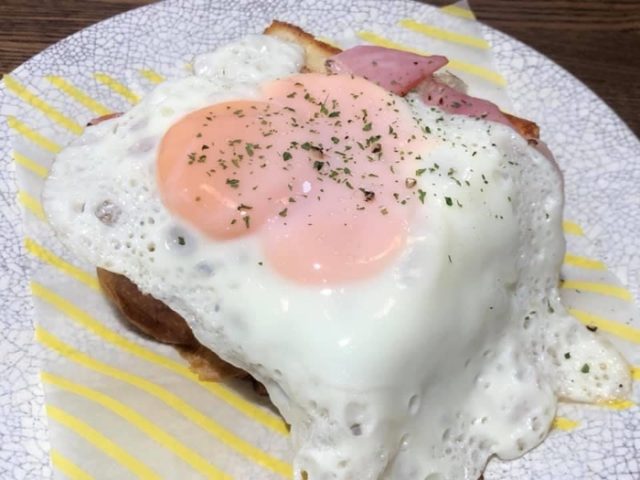 ムーと鉄板ベーコンエッグ