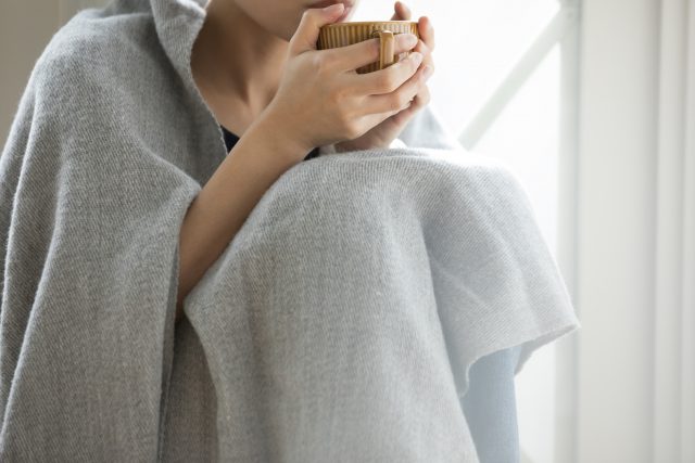 お茶を飲む女性