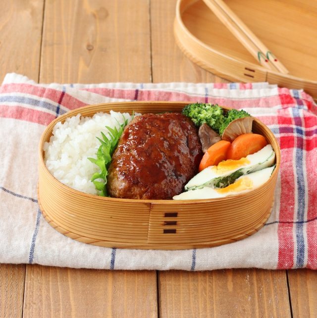 「えのき入り照り焼きハンバーグ」「レンジ大葉卵」2品弁当