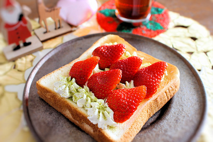 緑茶パウダーで手軽に♪クリスマス風「いちごのデザートトースト」