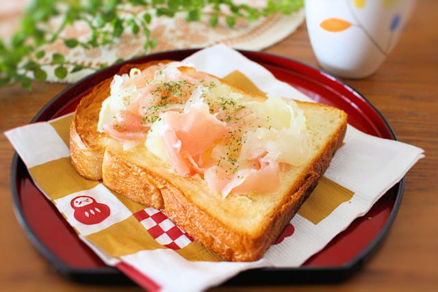 お正月の残り物アレンジ♪「生ハムオニオンのトースト」