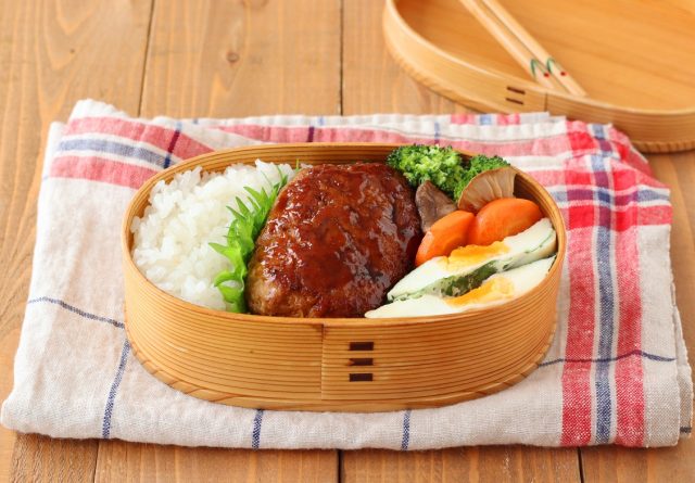 「えのき入り照り焼きハンバーグ」「レンジ大葉卵」2品弁当