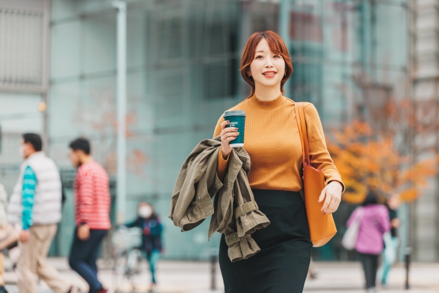 歩く女性