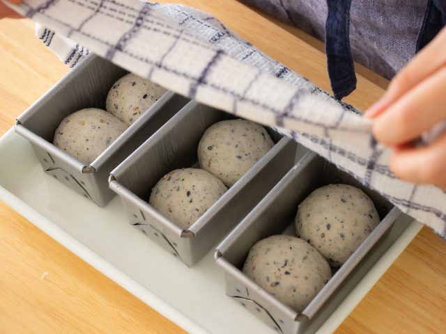 黒ごまミニ食パン