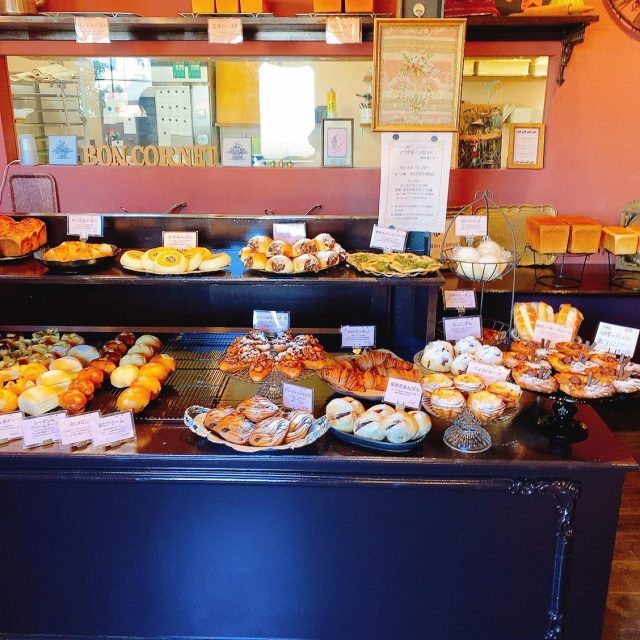 パンボンコルネ 店内パン棚