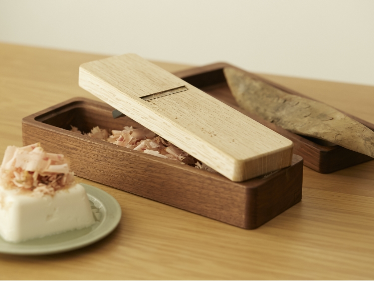 まるで料亭の味！薫り高いかつお節が家庭で手軽に楽しめる「台屋 鰹節削り器」