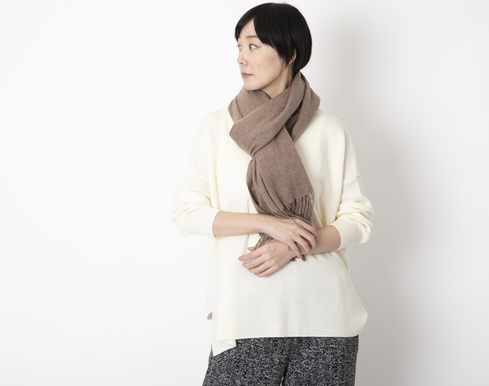 シンプルかつ使いやすいサイズ感。お手頃価格の「カシミヤストール」