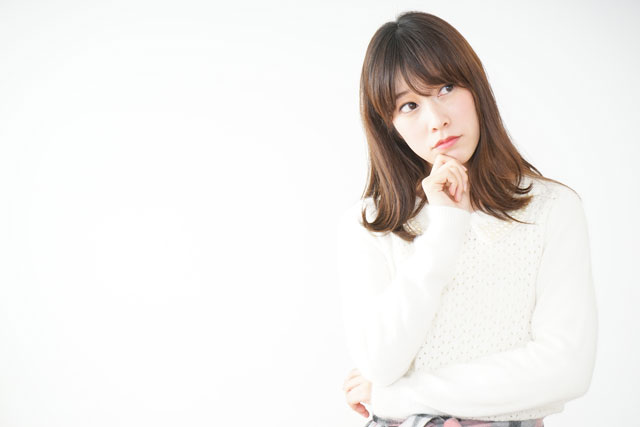 考える女性