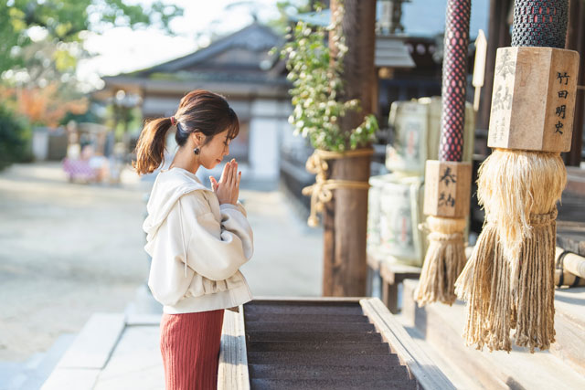お参りする女性