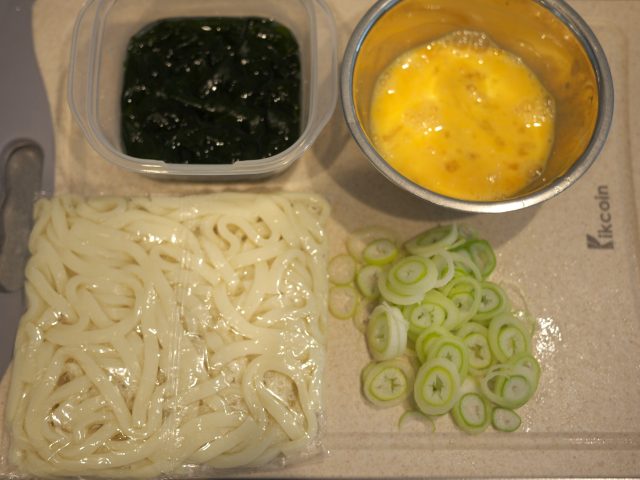 卵わかめうどんの材料