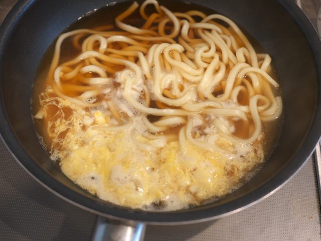 しょうが香る「卵わかめうどん」