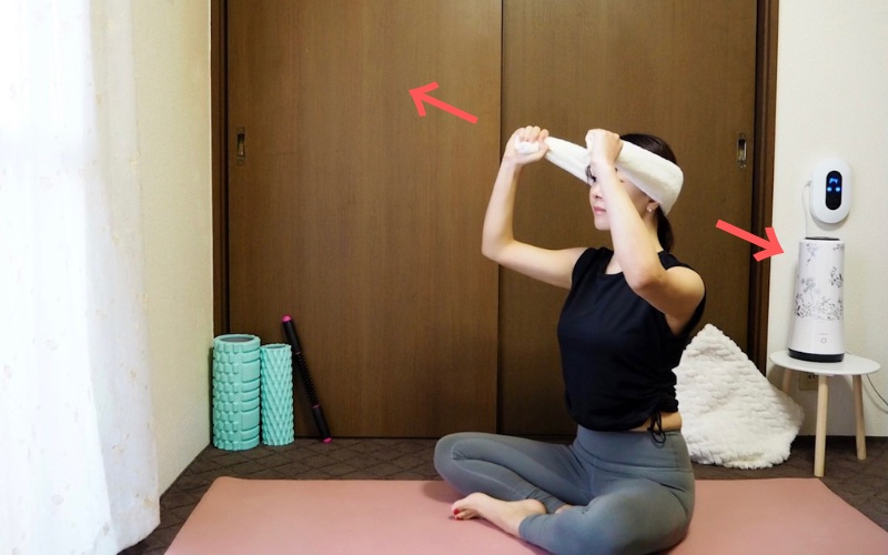 目のかすみ・不眠との関係も！ 「首こり」をタオルでほぐす簡単ストレッチ