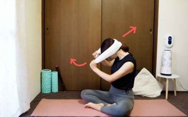 目のかすみ・不眠との関係も! 現代人に多い「首こり」をタオルを使ってほぐす簡単ストレッチ