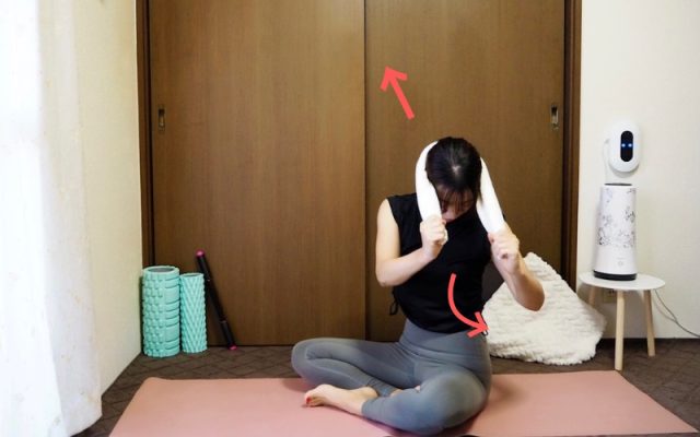 目のかすみ・不眠との関係も! 現代人に多い「首こり」をタオルを使ってほぐす簡単ストレッチ