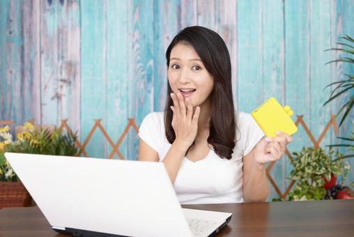 お財布を持って喜ぶ女性