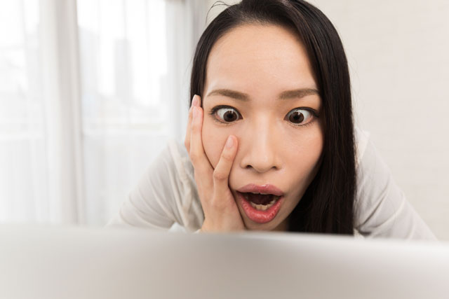 驚く女性