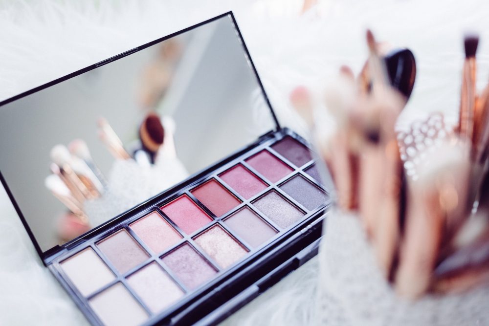 目元に抜け感！「カラーアイシャドウ」メイクのコツ3つ