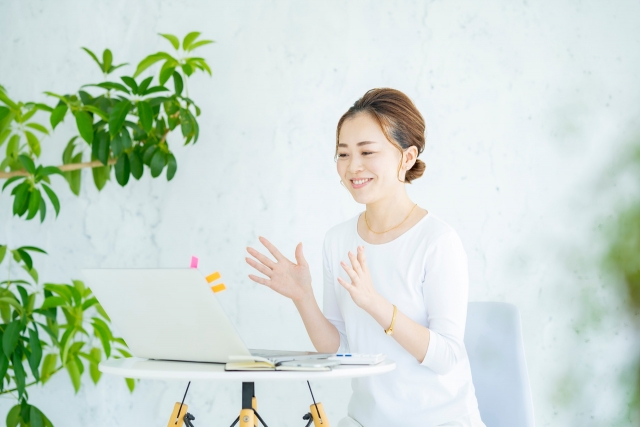 リモート会議する女性