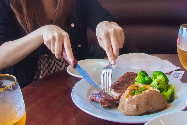 ステーキを食べる女性