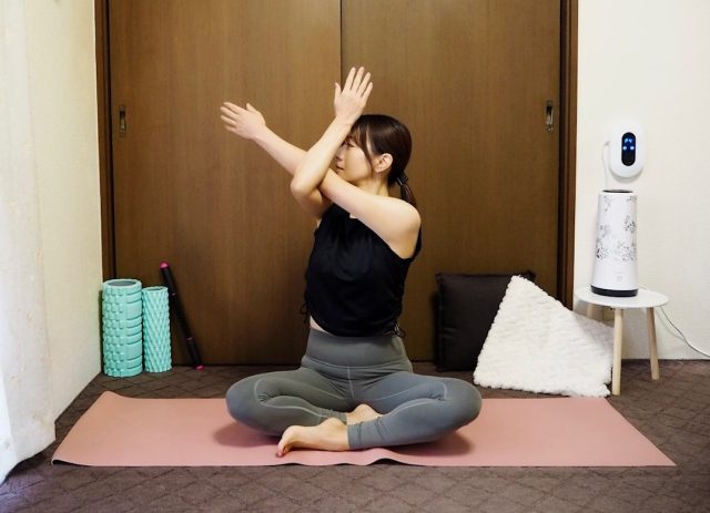 疲労が蓄積しやすい肩甲骨周辺を広範囲でほぐす!気持ちい~いストレッチ