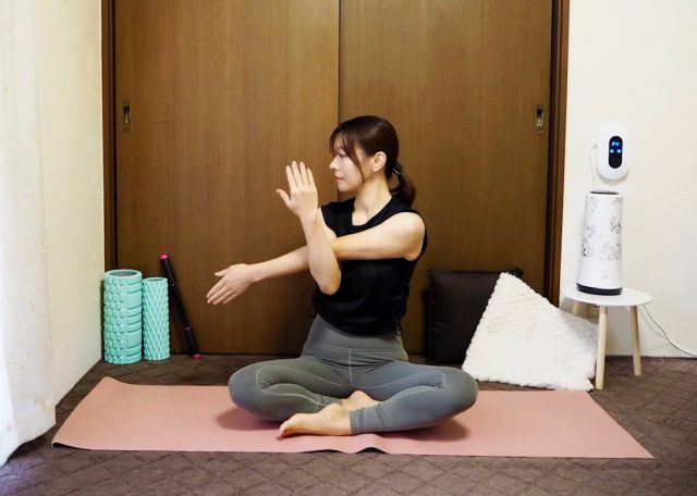 疲労が蓄積しやすい肩甲骨周辺を広範囲でほぐす!気持ちい~いストレッチ