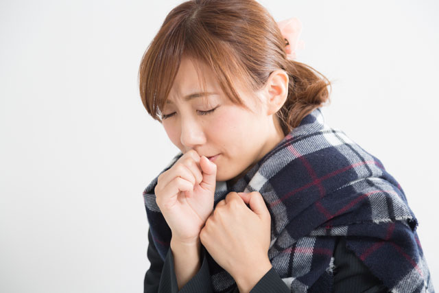 寒がる女性