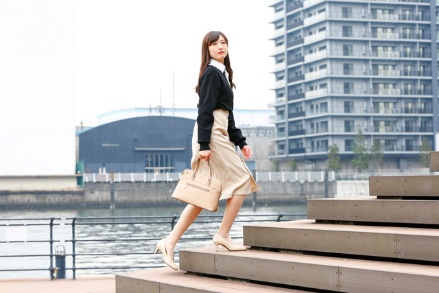 通勤する女性