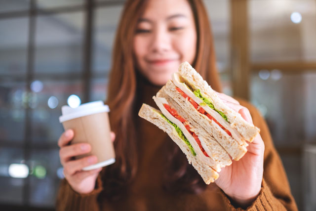 食事する女性